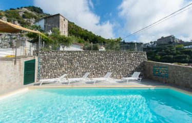 DETACHED HOUSE WITH EXCLUSIVE GARDEN AND POOL IN TINY HAMLET SCALA