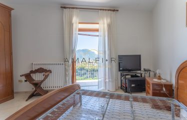 LARGE AND BRIGHT APARTMENT WITH VIEW IN SCALA