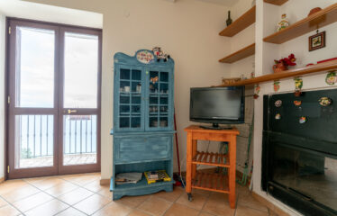 PANORAMIC APARTMENT ON TWO LEVELS AND WITH ATTACHED COURTYARD FURNISHED AND READY TO LIVE