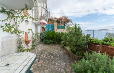 PANORAMIC APARTMENT ON TWO LEVELS AND WITH ATTACHED COURTYARD FURNISHED AND READY TO LIVE